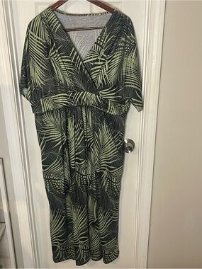 Leaf-Print Maxi Dress in Green and Black